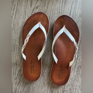 American Eagle Outfitters Leather Flip Flops Size 7 EUC White Brown Sandals